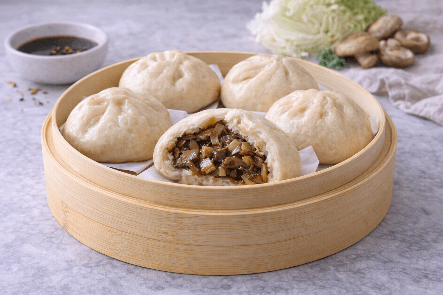 Bao al vapore con ripieno di funghi shiitake e cavolo